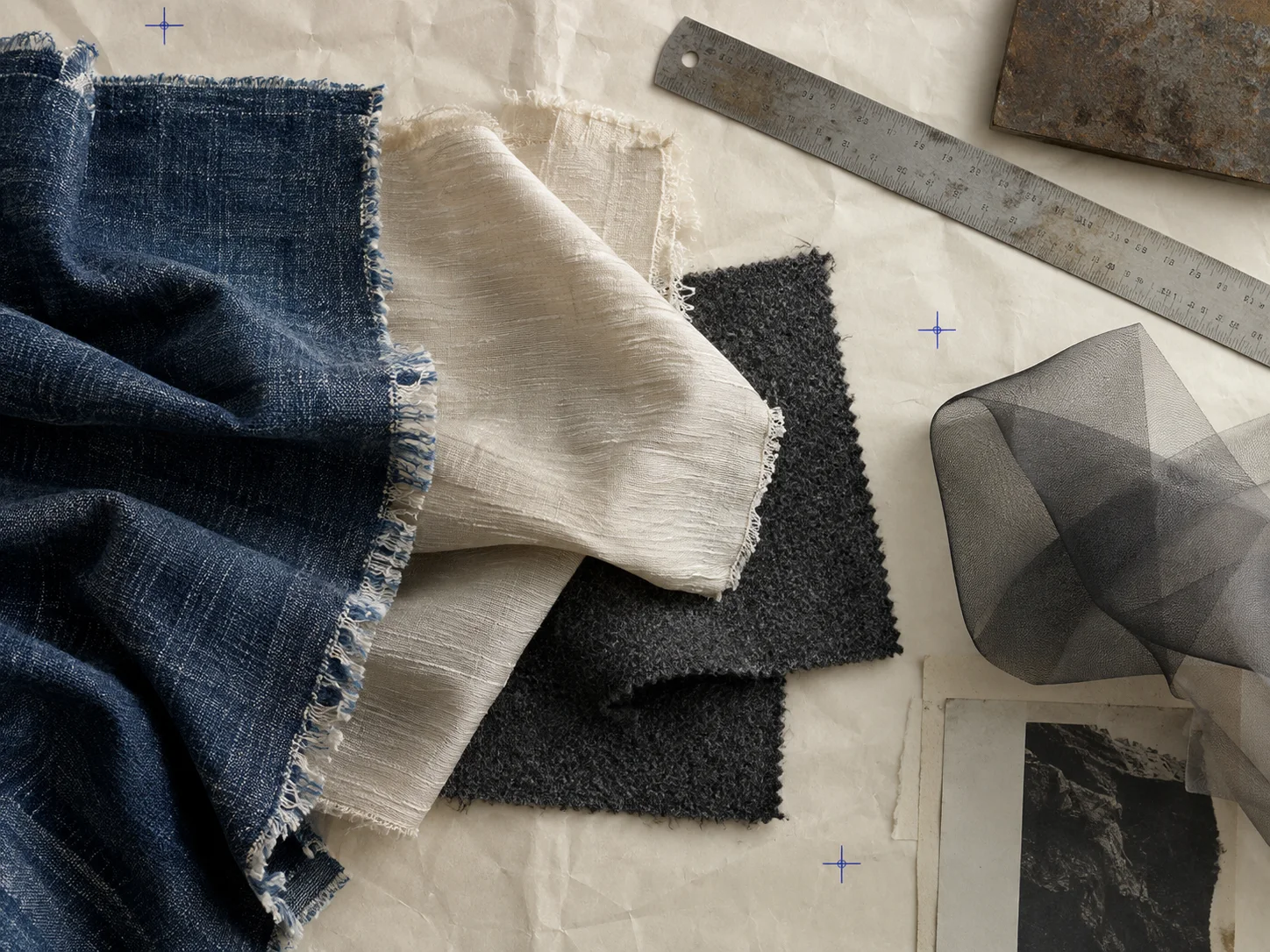 Denim, keten ve yün kumaş örnekleri, cetvel ve tül